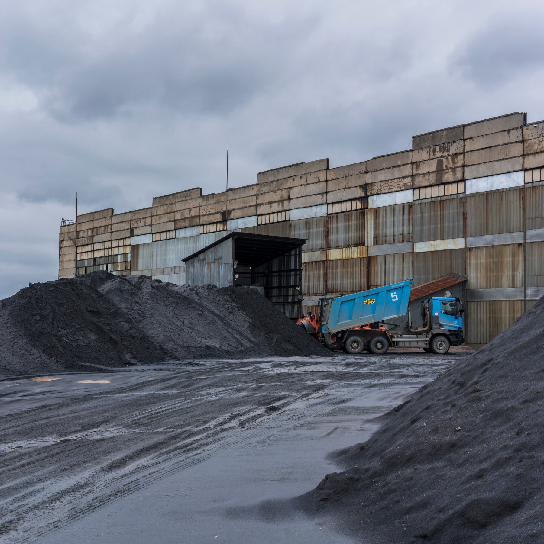 Ukraine Promises Swift Deal for Minerals as Trump Cuts Kyiv Out of Peace Talks