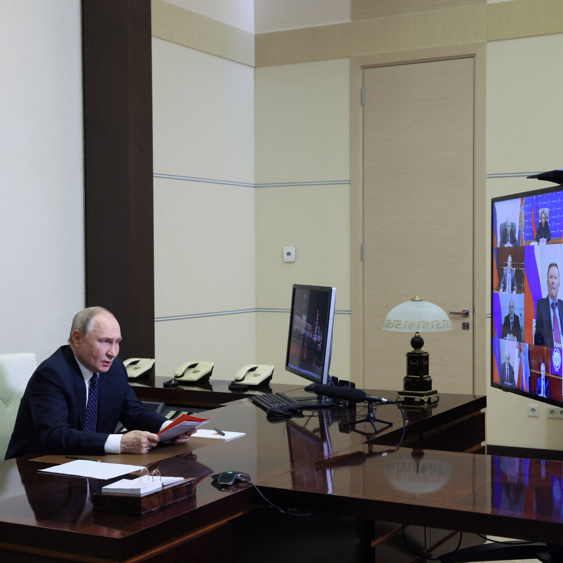 Trump’s Plan to Discuss Ukraine’s Power Plants With Putin Prompts Questions