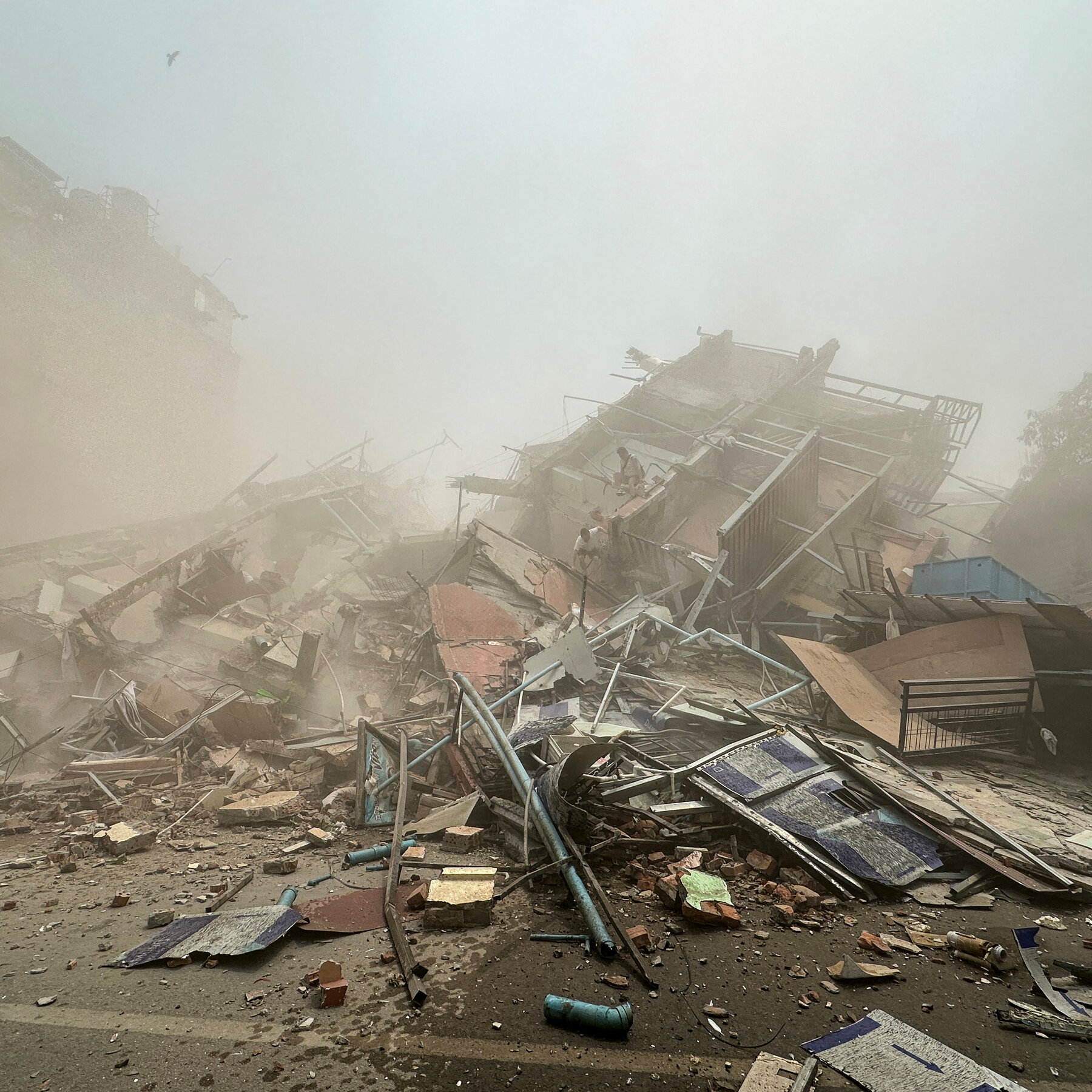 Major Quake Batters Myanmar; High Toll Is Feared as Buildings Topple