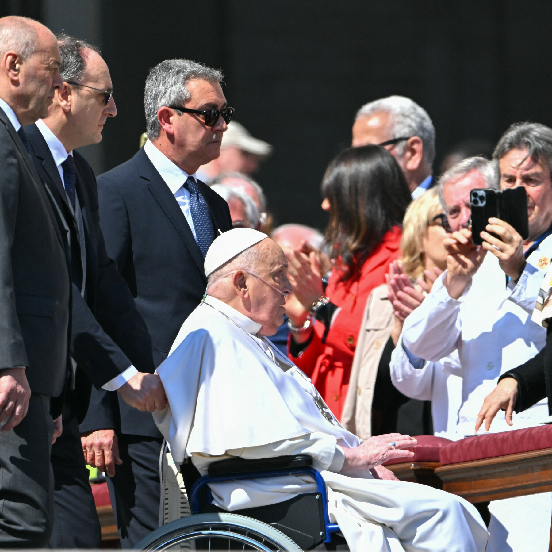 Recovering Pope Francis Surprises Pilgrims With a Public Appearance