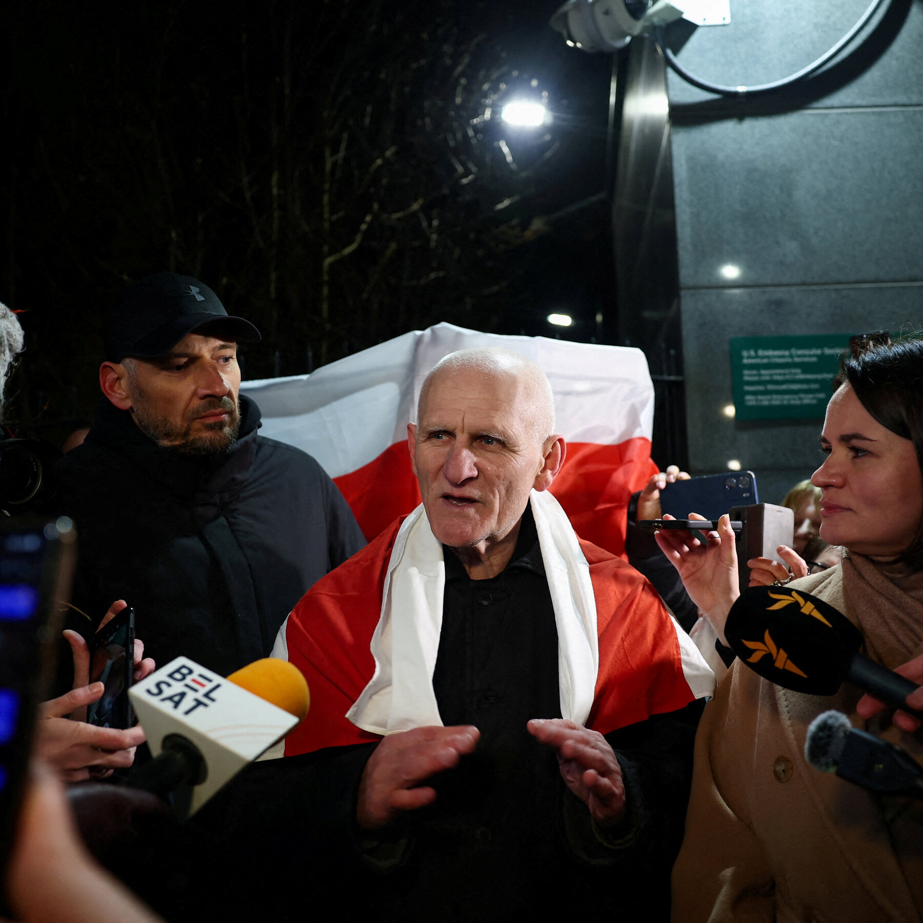 Freed From a Belarus Prison, a Nobel Peace Laureate Experiences ‘Oxygen Intoxication’