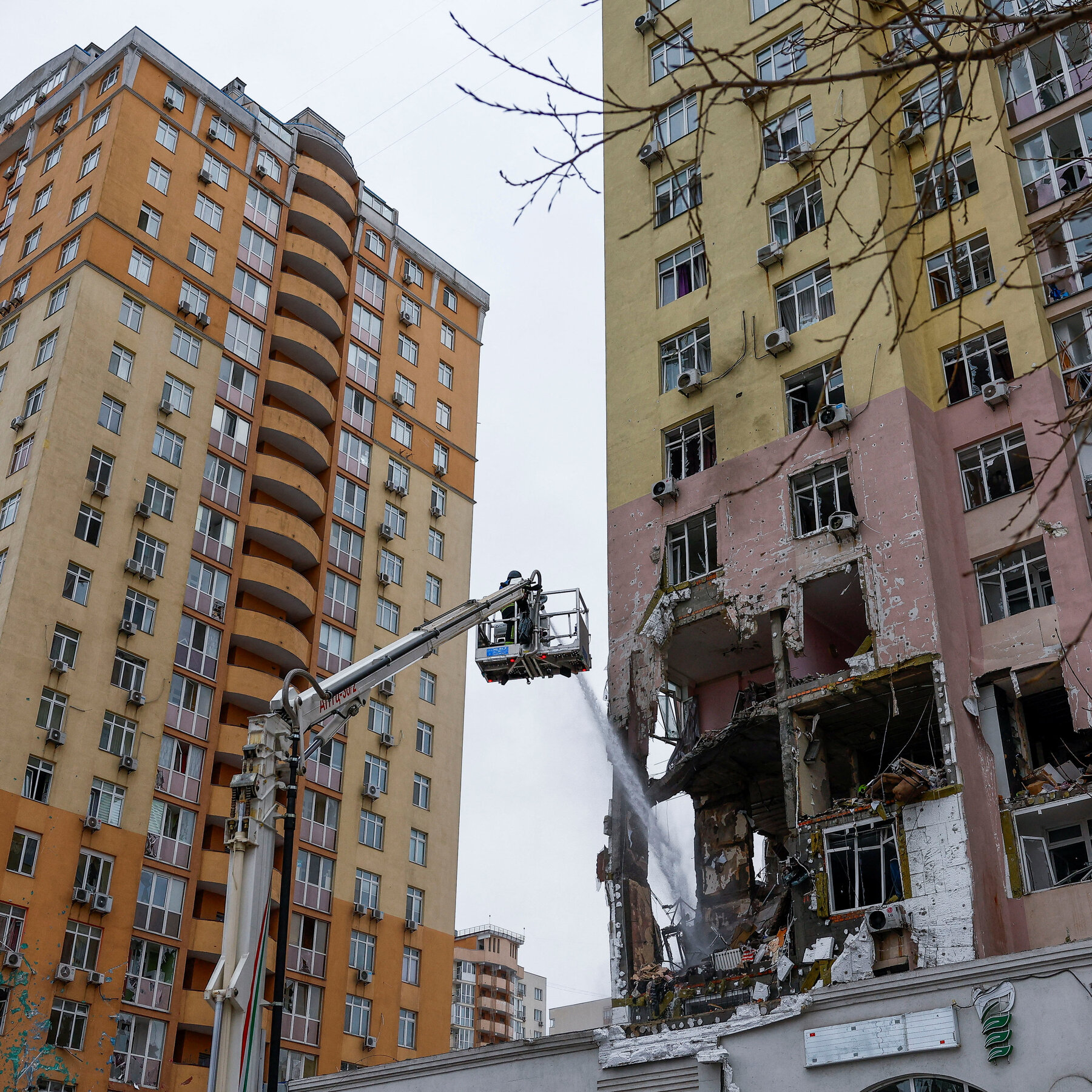 Russia Attacks Kyiv Ahead of Trump-Zelensky Meeting
