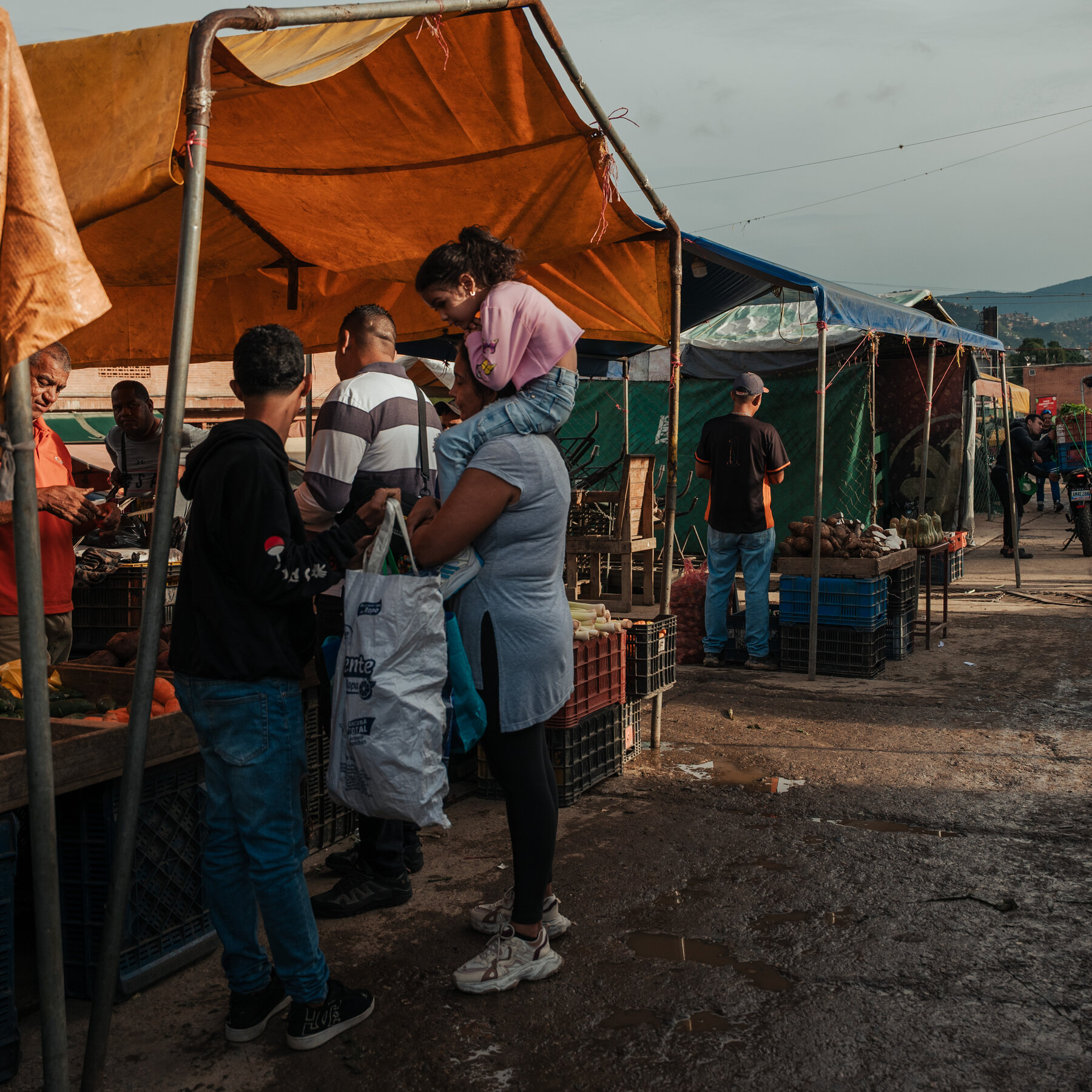 A Majority of Venezuelans Struggle to Pay for Food, Poll Shows
