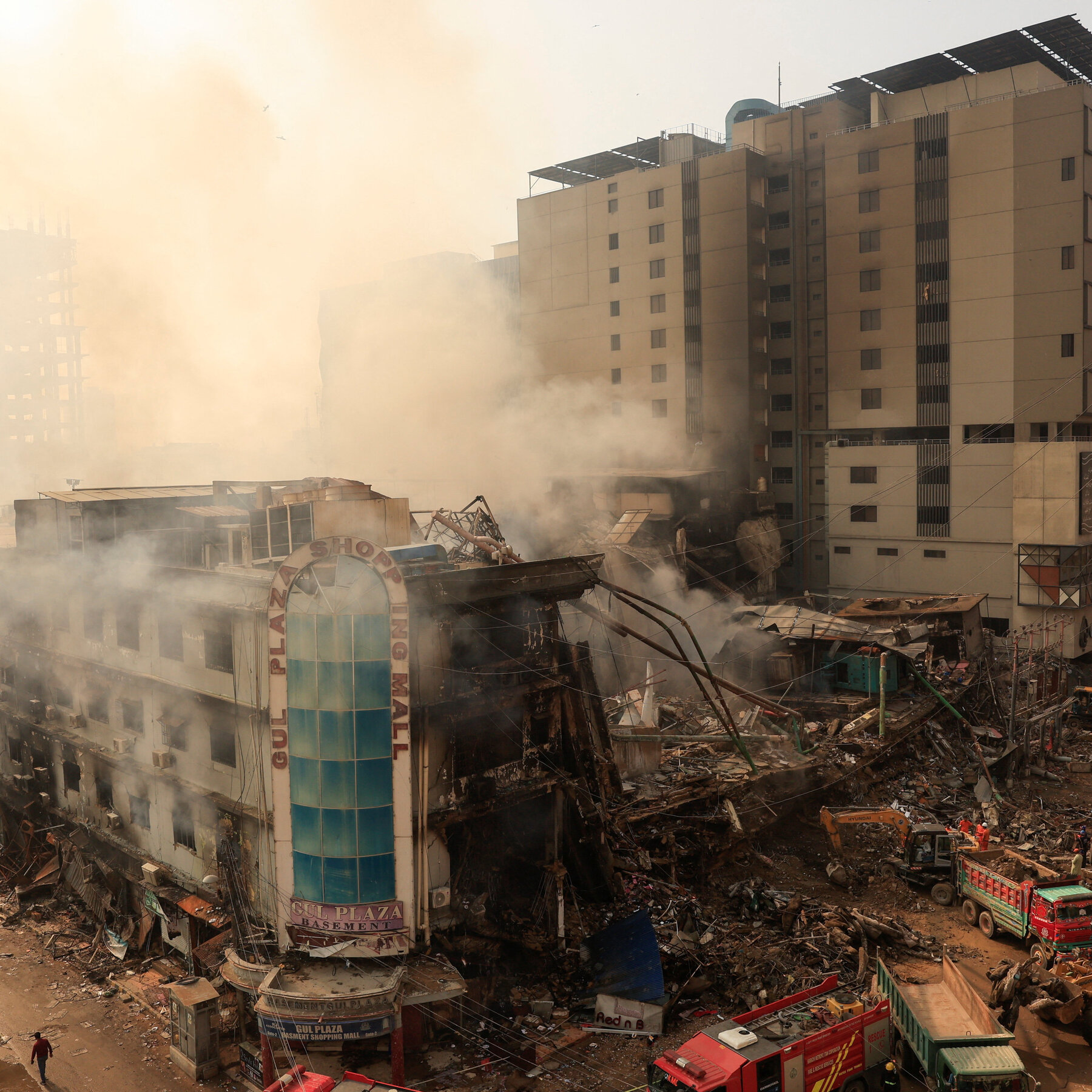 Slow Emergency Response Blamed in Deadly Pakistan Mall Fire