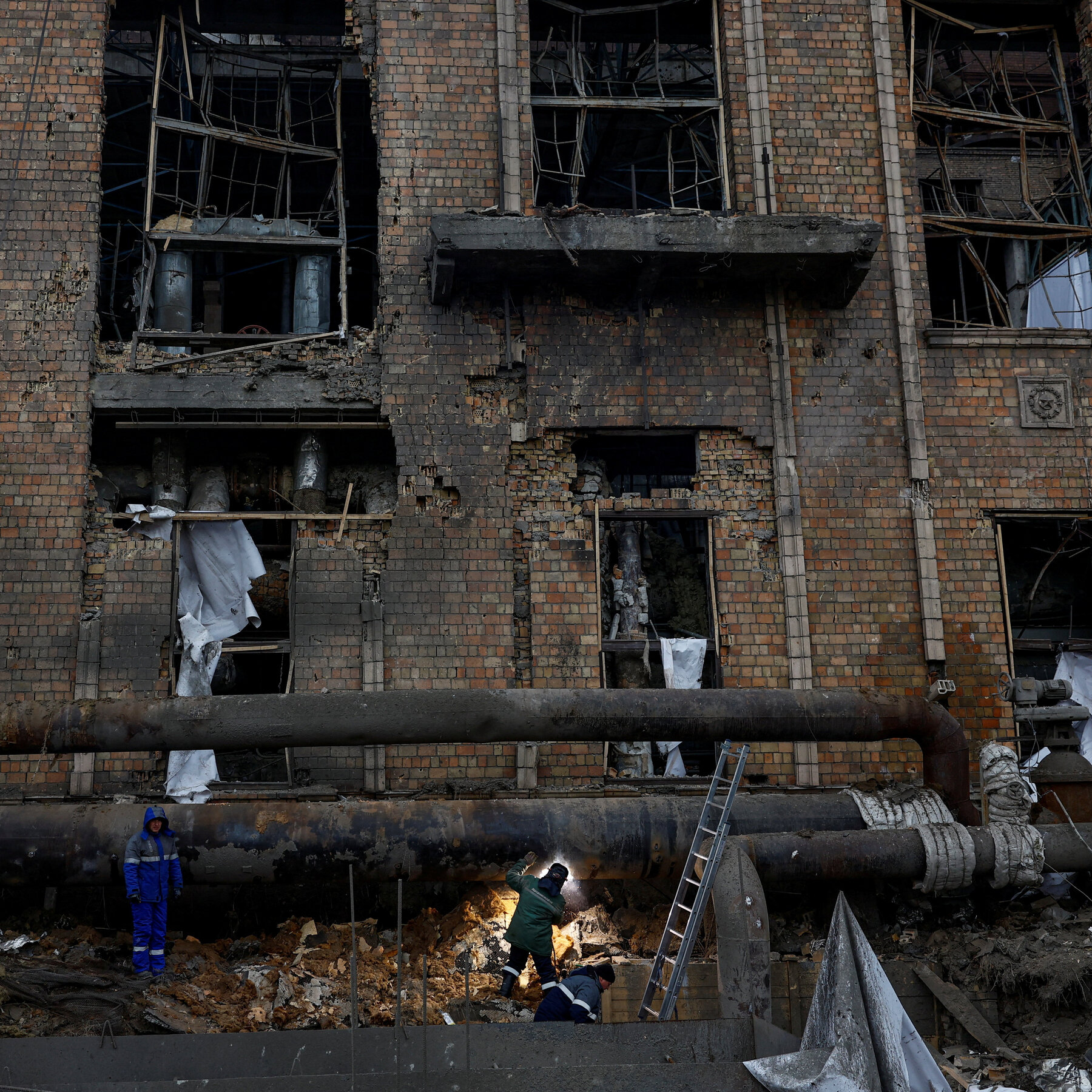 Russia-Ukraine Peace Talks Stretch Into a Second Day