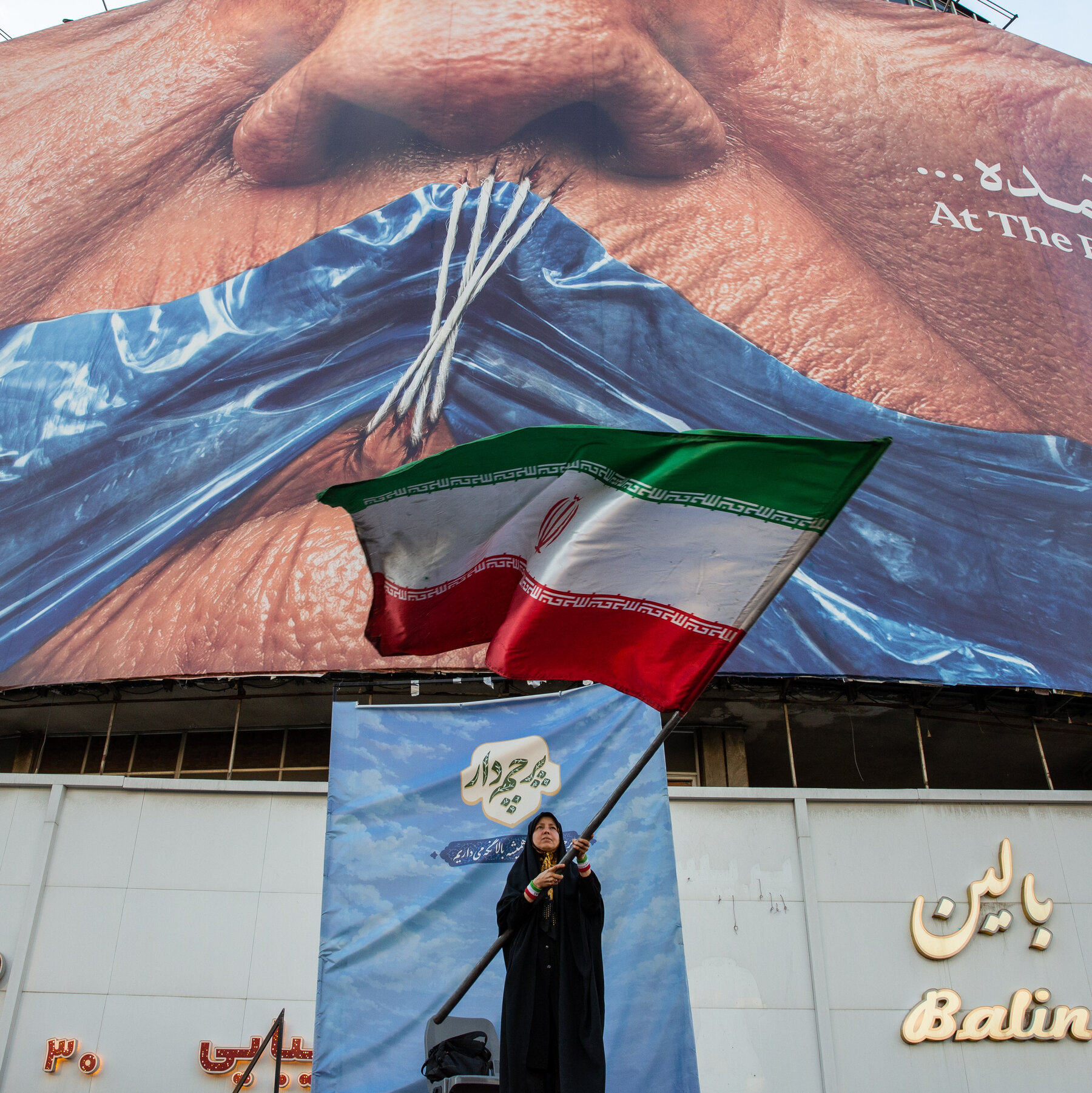 Iran War Live Updates: Iranian Official Warns of Escalation in Strait of Hormuz Standoff