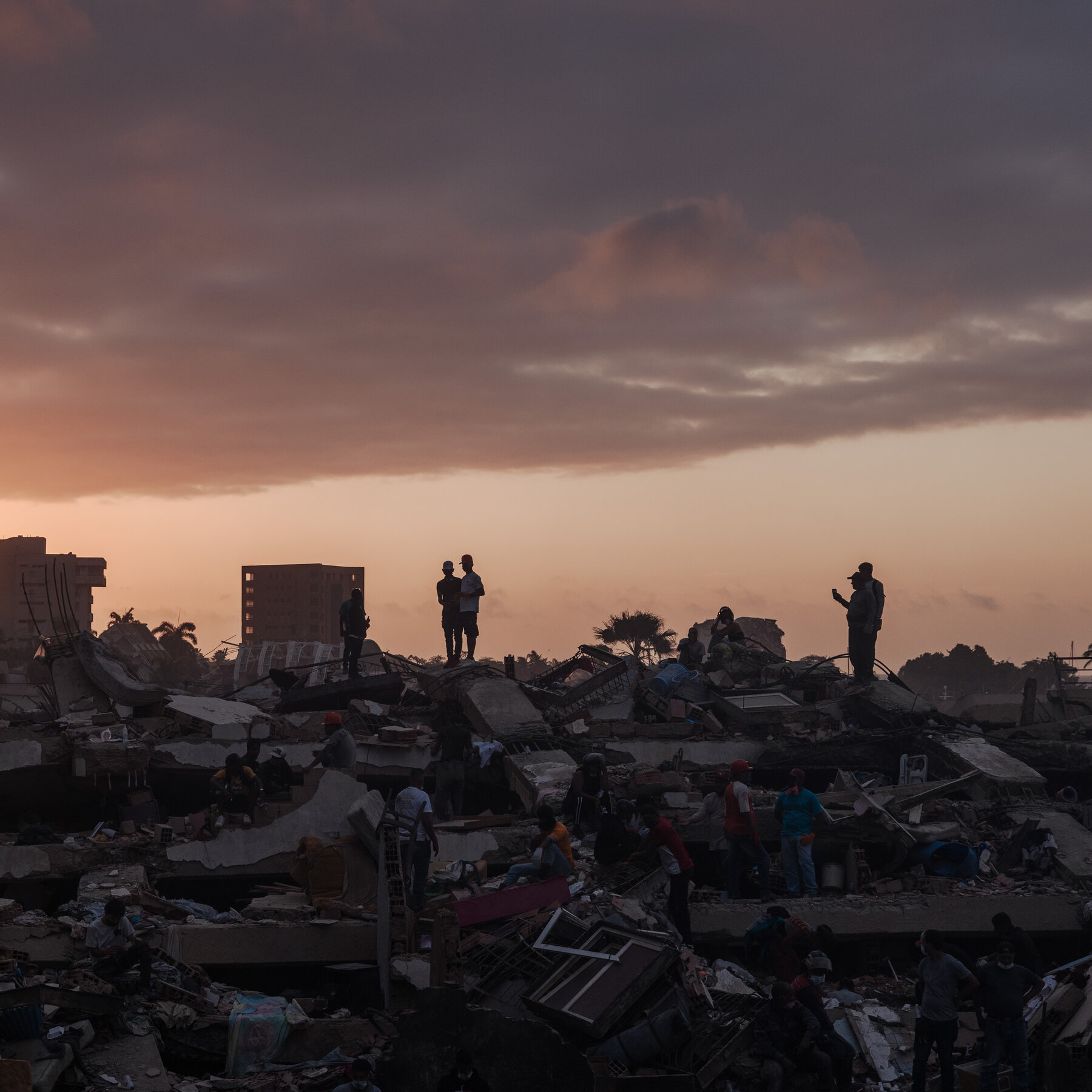 Venezuela Live Updates: Rescuers Battle Through Aftershocks in Search for Survivors