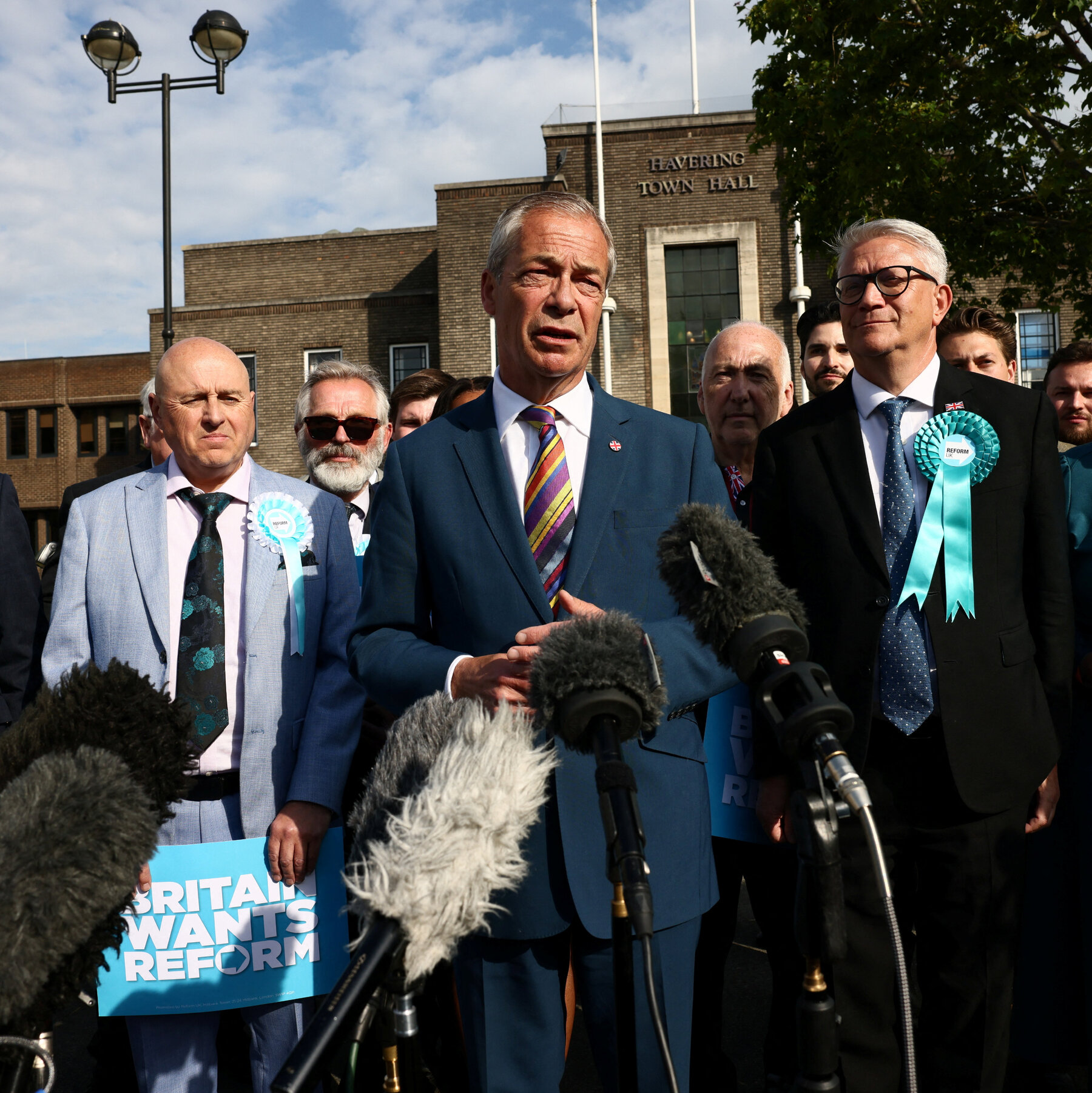 U.K. Live Updates: Farage Resigns and Says He Will Run Again in Special Election